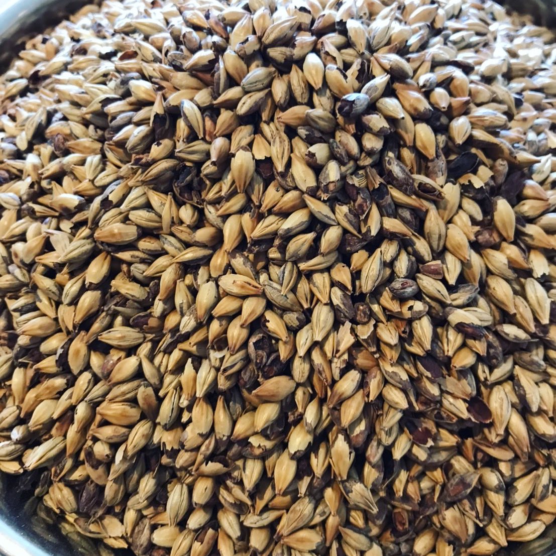 easygoing_brew's tweet photo. Brewing day!

やっぱイングリッシュもいいよね！ということでリスペクトパブエール的なEGオリジナルエールを作りました。3種類のモルトに沖縄産のサトウキビを加えました。 https://t.co/EqgxFNSD84