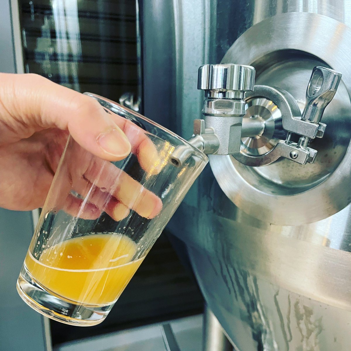 easygoing_brew's tweet photo. Brewing day!

やっぱイングリッシュもいいよね！ということでリスペクトパブエール的なEGオリジナルエールを作りました。3種類のモルトに沖縄産のサトウキビを加えました。 https://t.co/EqgxFNSD84