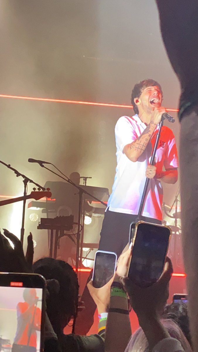 goldenkiwi28_'s tweet photo. GUYS IM LOOKING BACK AT MY PICS AND I CANT BELIEVE I TOOK THIS SHIT WHAT FUCK !!! #LTWTLA #LTWTLA2 https://t.co/jdNeNVbt6G