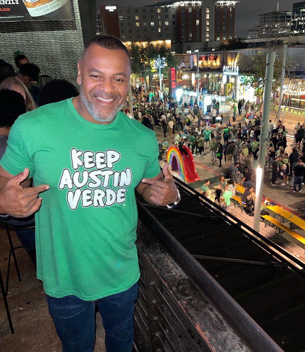 jsimienmedia's tweet photo. It’s so good to have cousins all over the place! Randy says hello to all our folks back in Louisiana. Austin does St. Patrick’s Day big! #JustMyLuck #HappyStPatricksDay2022 #KeepAustinVerde #KeepAustinGreen #NiceGreenFun https://t.co/b5IbbwoI8W