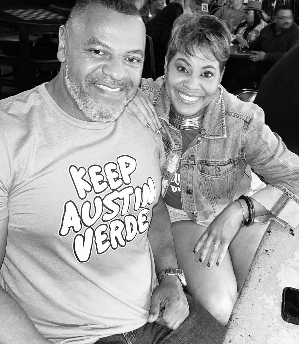 jsimienmedia's tweet photo. It’s so good to have cousins all over the place! Randy says hello to all our folks back in Louisiana. Austin does St. Patrick’s Day big! #JustMyLuck #HappyStPatricksDay2022 #KeepAustinVerde #KeepAustinGreen #NiceGreenFun https://t.co/b5IbbwoI8W