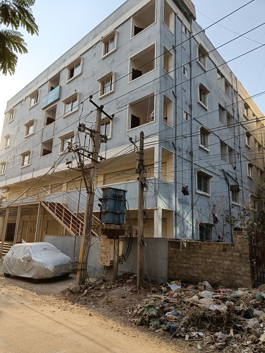 mr_dhondu's tweet photo. @KTRTRS I'm not first one to see this, what a waste of precious space in city by poles n wires n it's serious safety concern. City boasting of world class infra need to address this @CommissionrGHMC @GHMCOnline @serish @TheNaveena @PathiThadhagath @KTRoffice https://t.co/XyE1URWCZR