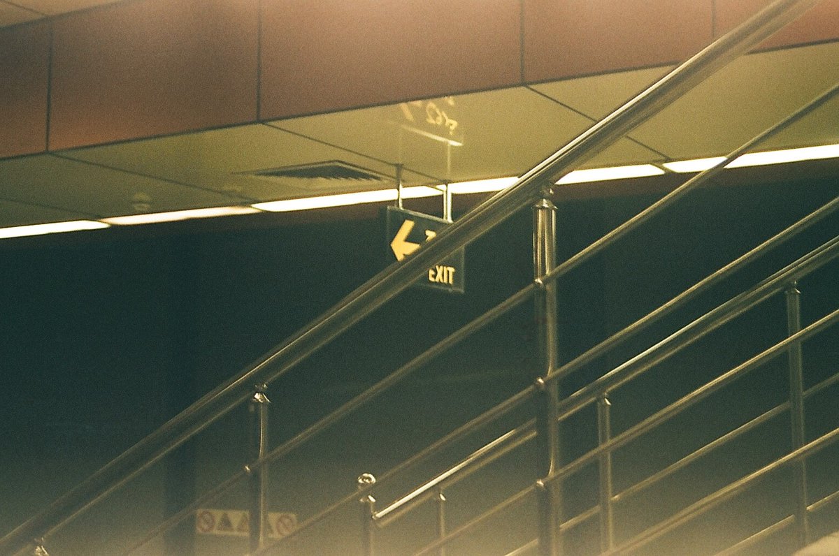 ArtMli's tweet image. A secluded night on the subway.