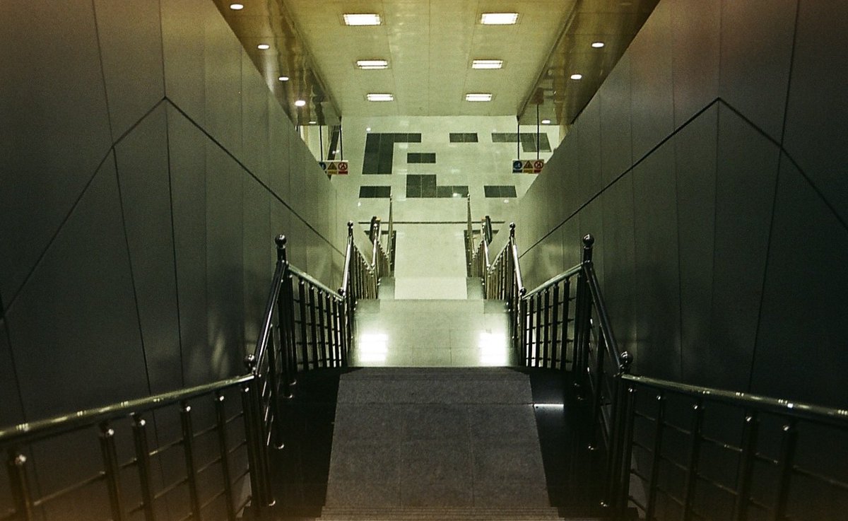 ArtMli's tweet image. A secluded night on the subway.