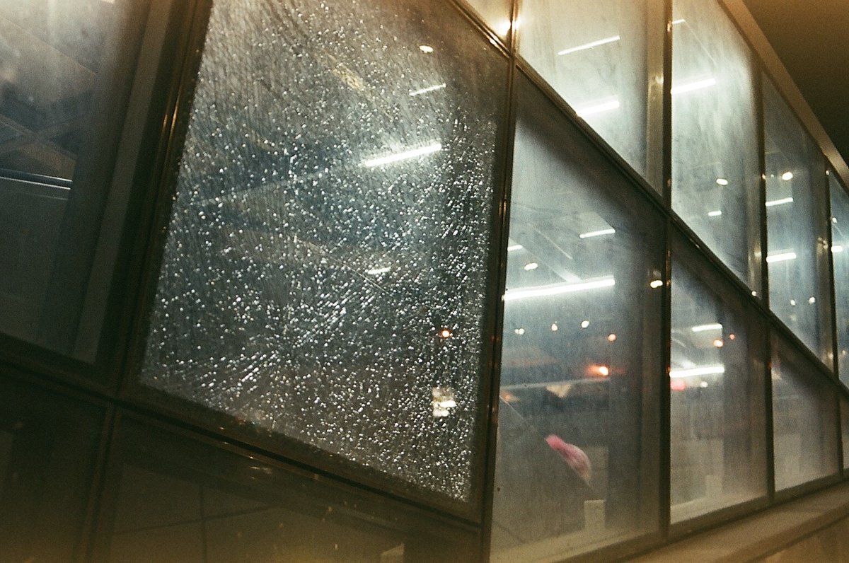 ArtMli's tweet image. A secluded night on the subway.