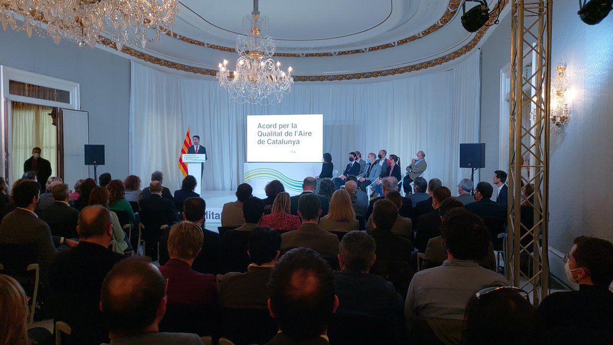 La lluita per millorar la qualitat de l'aire arriba  a tot el territori Català amb la Nova cimera per la #QualitatAire. Compromís <a href="/ATMbcn/">Autoritat del Transport Metropolità</a> amb la reducció de contaminants i la descarbonització.