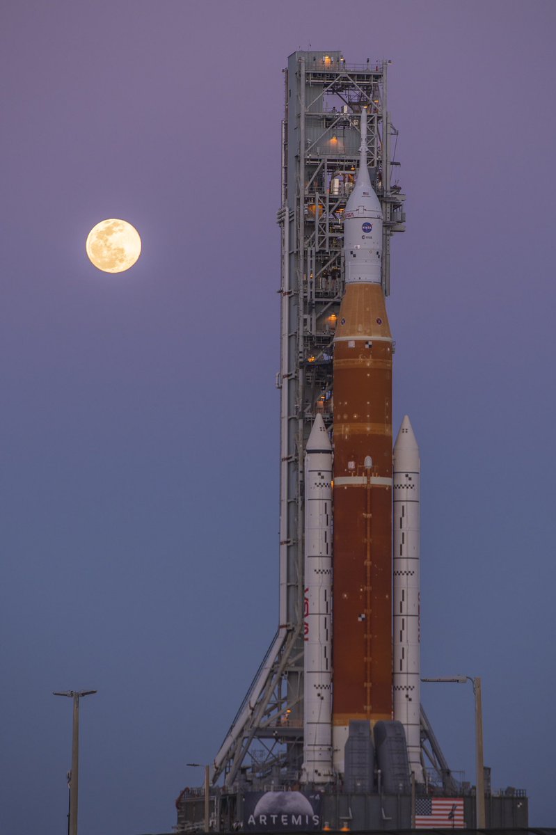 Good morning! #Rollout complete, the <a href="/NASAArtemis/">NASA Artemis</a> I Moon rocket is now in position at Launch Complex 39B for its wet dress rehearsal. Some great pics from  <a href="/nasahqphoto/">NASA HQ PHOTO</a>, <a href="/ulalaunch/">ULA</a> and <a href="/NASAKennedy/">NASA's Kennedy Space Center</a>  👇