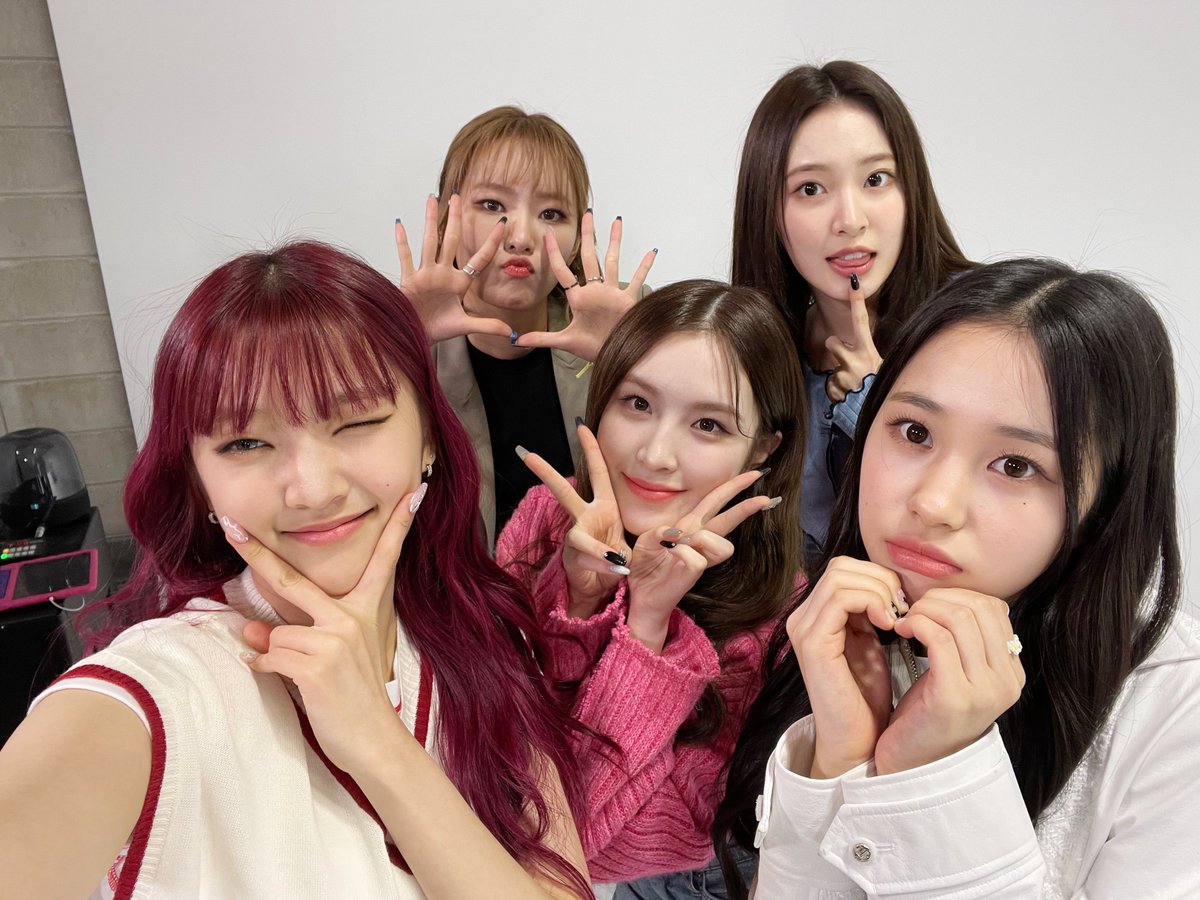 내일은 무슨 날?👀 리그오브아이돌 하는~날!!

예쁨주의보 위클리의 매운~맛 게임!🌶 
내일 밤 8시 기대하라구!!!😉

#Weeekly #위클리 #리그오브아이돌_위클리 #리그오브아이돌