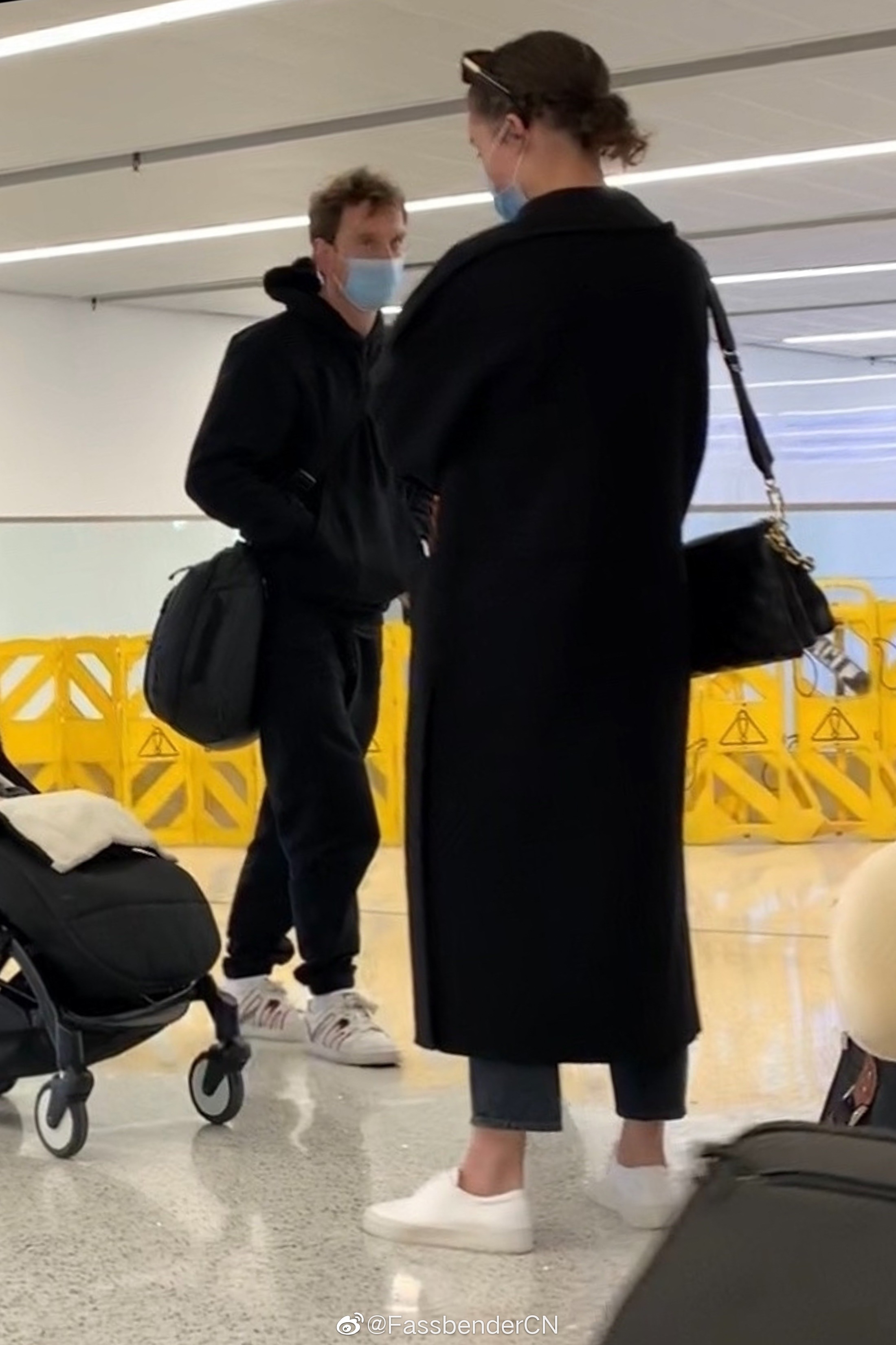BeatlesFass on X: 🆕 Michael Fassbender, his wife Alicia Vikander and  their son at LAX, 17 March 2022! 📸 (Src: FassbenderCN)   / X