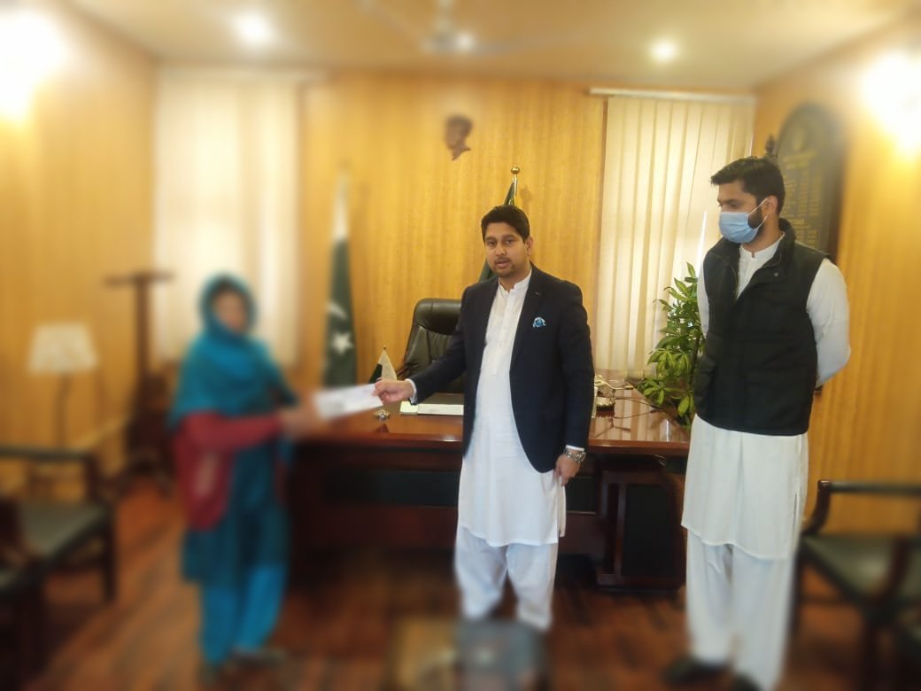 deputy_hunza's tweet photo. ڈپٹی کمشنر ہنزہ سعد بن اسد صاحب اور اسسٹنٹ کمشنر ہنزہ احساس کیش پروگرام کے تحت ڈسٹرکٹ میں مستحق خواتین میں کارڈ تقسیم کر رہے ہیں
@HomeDeptGB @USMAN_GILGIT @SaniaNishtar @HUNZANEWS @pamirtimes https://t.co/6ckfkZTcsC