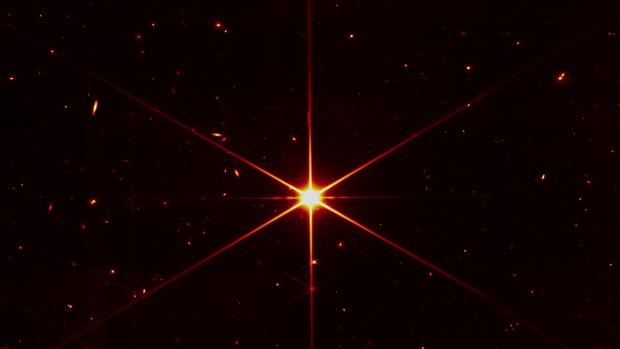 MarGomezH's tweet photo. Ya tenemos la primera foto totalmente enfocada tomada por el James Webb.
La 'protagonista' de las imágenes es conocida como 2MASS J17554042+6551277, la primera estrella retratada por el telescopio. (NASA/STScI) https://t.co/koXUdZBuSH