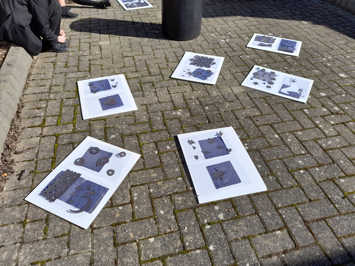 The first rays of sun and students in year 9 Achievement used cyanotype to print on fabric.  The students enjoyed watching the fabrics change colour in the sun.🌞