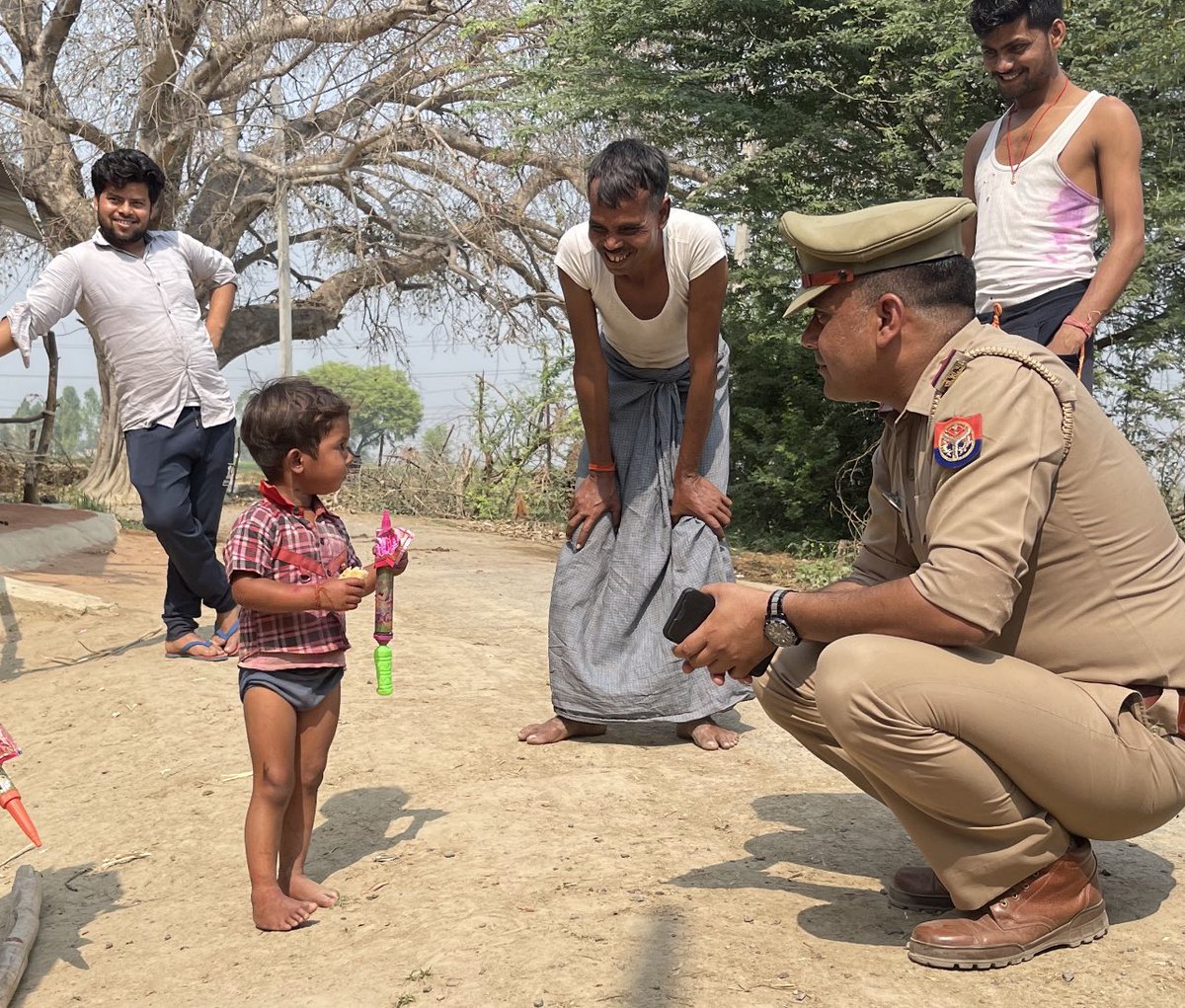 neerajjkm's tweet photo. आज होली के त्योहार में थाना बक़ेवर जनपद फ़तेहपुर थाना क्षेत्र में पड़ने वाले ग्रामो में भ्रमण करते हुये बच्चों को उपहार दिये गये https://t.co/dhm6TJ8phZ