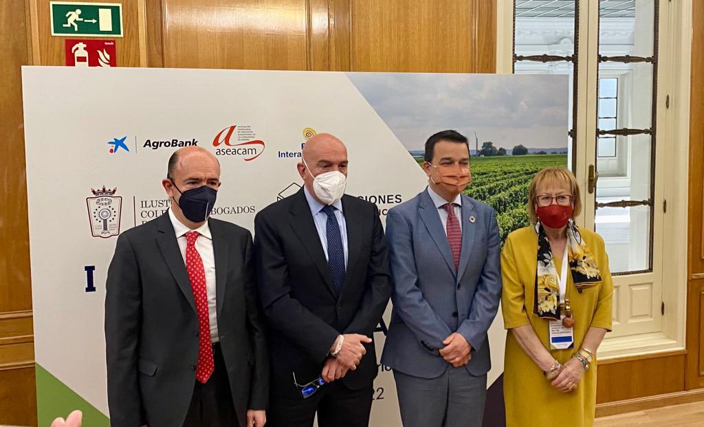 AcountaxM's tweet photo. Los consejeros de #Agricultura de @gobjccm y de @jcyl afrontan en #AgroICAM22 #CongresoJurídico @icam_es los retos de la reforma normativa ante la nueva #PAC. Manuel Lamela, presidente sección #derechoagroalimentario, subraya la importancia de esta regulación para el sector. https://t.co/BT8Ecay9vm