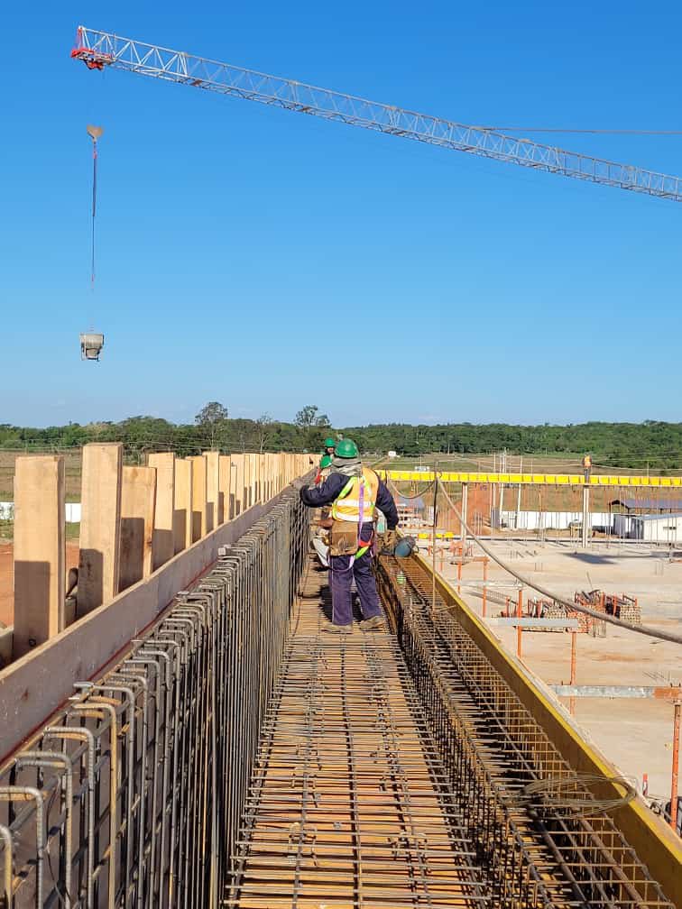 ArnoldoWiens's tweet image. HOSPITAL CORONEL OVIEDO | 100% finalizada la carga de las losas. Ahora ya cargando pilares de 2do nivel donde irán asentadas las estructuras del techo metálico. @mopcparaguay @msaludpy @MaritoAbdo