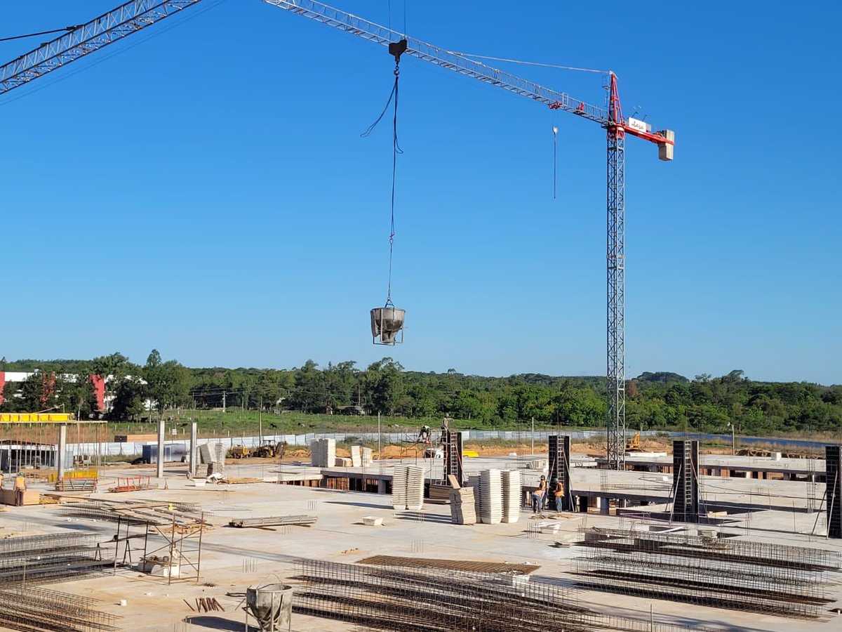 ArnoldoWiens's tweet image. HOSPITAL CORONEL OVIEDO | 100% finalizada la carga de las losas. Ahora ya cargando pilares de 2do nivel donde irán asentadas las estructuras del techo metálico. @mopcparaguay @msaludpy @MaritoAbdo