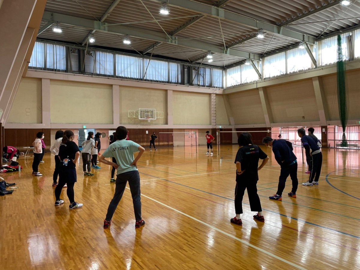 TOTOS60822869's tweet photo. 本日2回目の投稿です😅
練習前の準備体操の様子です🤸‍♀️
#バトミントン　#TOTOS北九州 #パラデフチーム https://t.co/hmn8ytvB1s