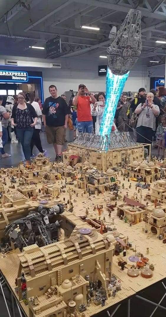 StarWarsEs's tweet photo. Mos Eisley - Tatooine construido en LEGO. https://t.co/SrDp6Md4Z0