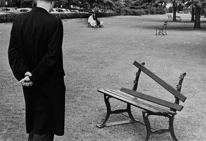 'Uno sabe que fue feliz solo cuando ya no lo es. El hombre vive de los cambios'. 'El hospital de la transfiguración', Stanisław Lem 📷André Kertész