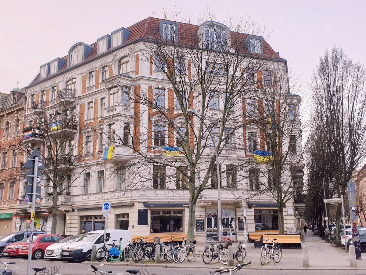 lexxox2's tweet photo. Berlin beflagt
 #StandWithUkriane https://t.co/7Quxh61CrD