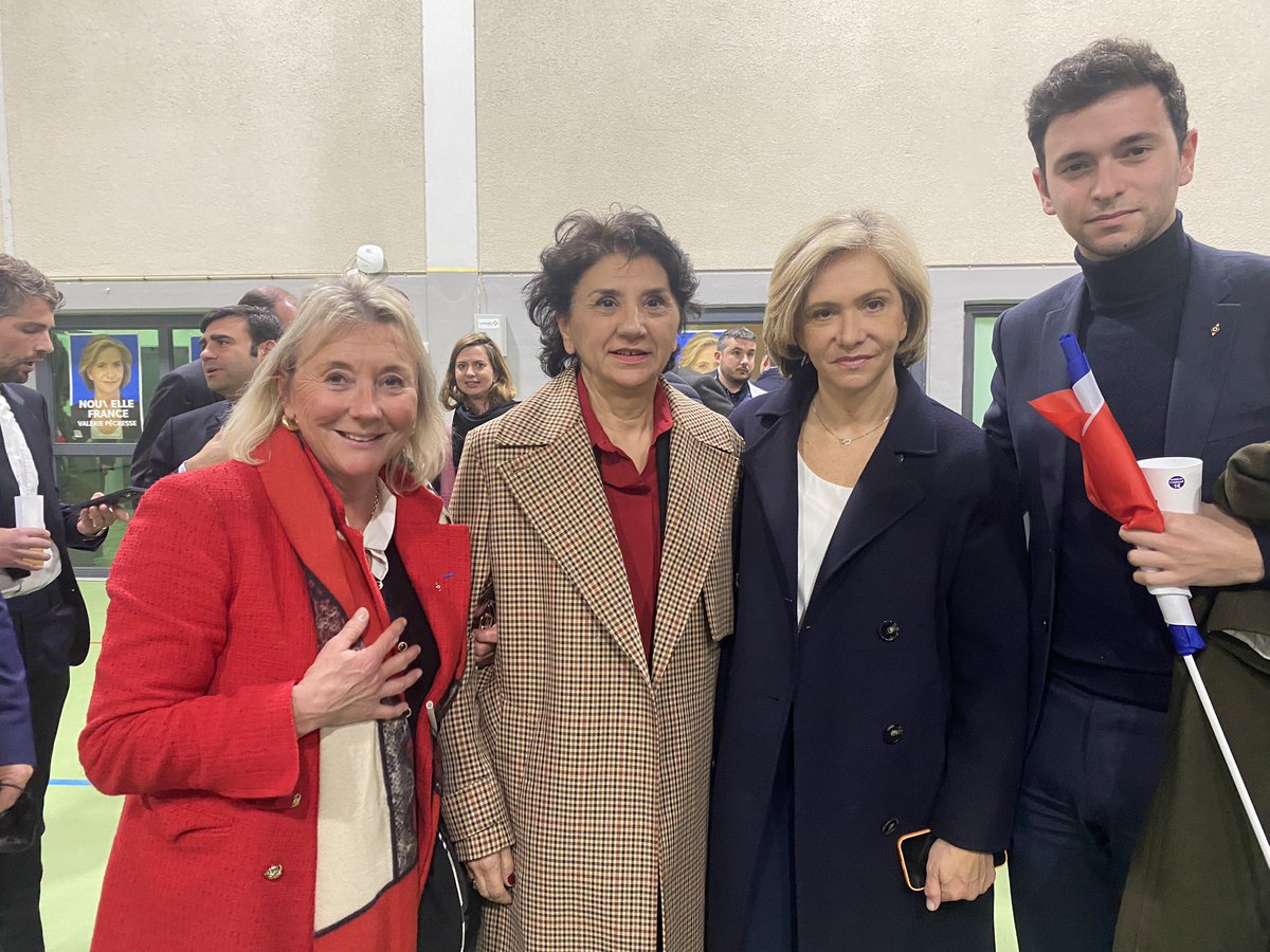 ChGombert's tweet photo. MEETING DE VALERIE PECRESSE À NÎMES 🇫🇷

Une @vpecresse combattante et déterminée hier soir à Nîmes. 

Un beau discours et un projet solide pour la France et nos enfants. Avec Valerie ni dette économique ni dette écologique pour les générations futures.
#Pecresse2022 https://t.co/wsVMzEZCzZ