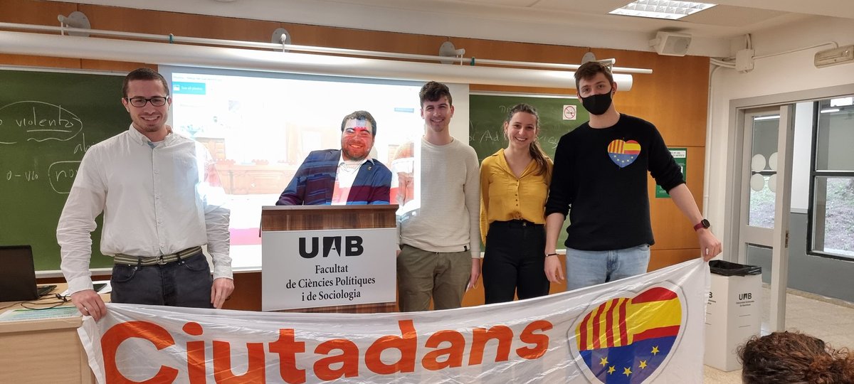 Lo d'avui ha sigut històric. 
Feu rt <a href="/CiutadansCs/">Ciutadans</a> si encara no ha dimitit el que us porta les xarxes socials.