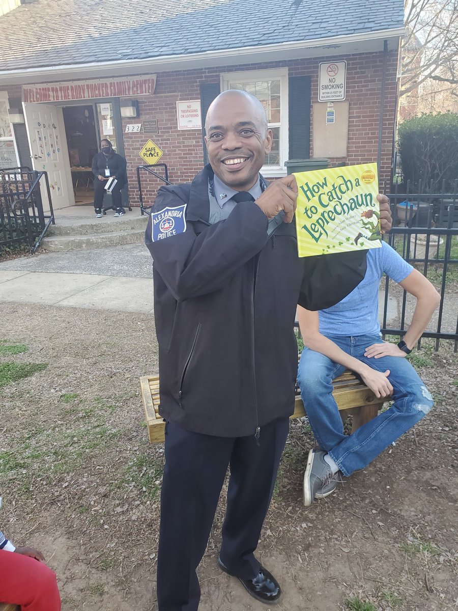 Jacinta4AlexVA's tweet image. Thank You,  @AlexandriaVAPD Officer Evans, for reading to our Ruby Tucker Readers! 💚🍀#AlexandriaVA #RubyTuckerReaders #PoweredbyCommunity #readtoachild #readersareachievers