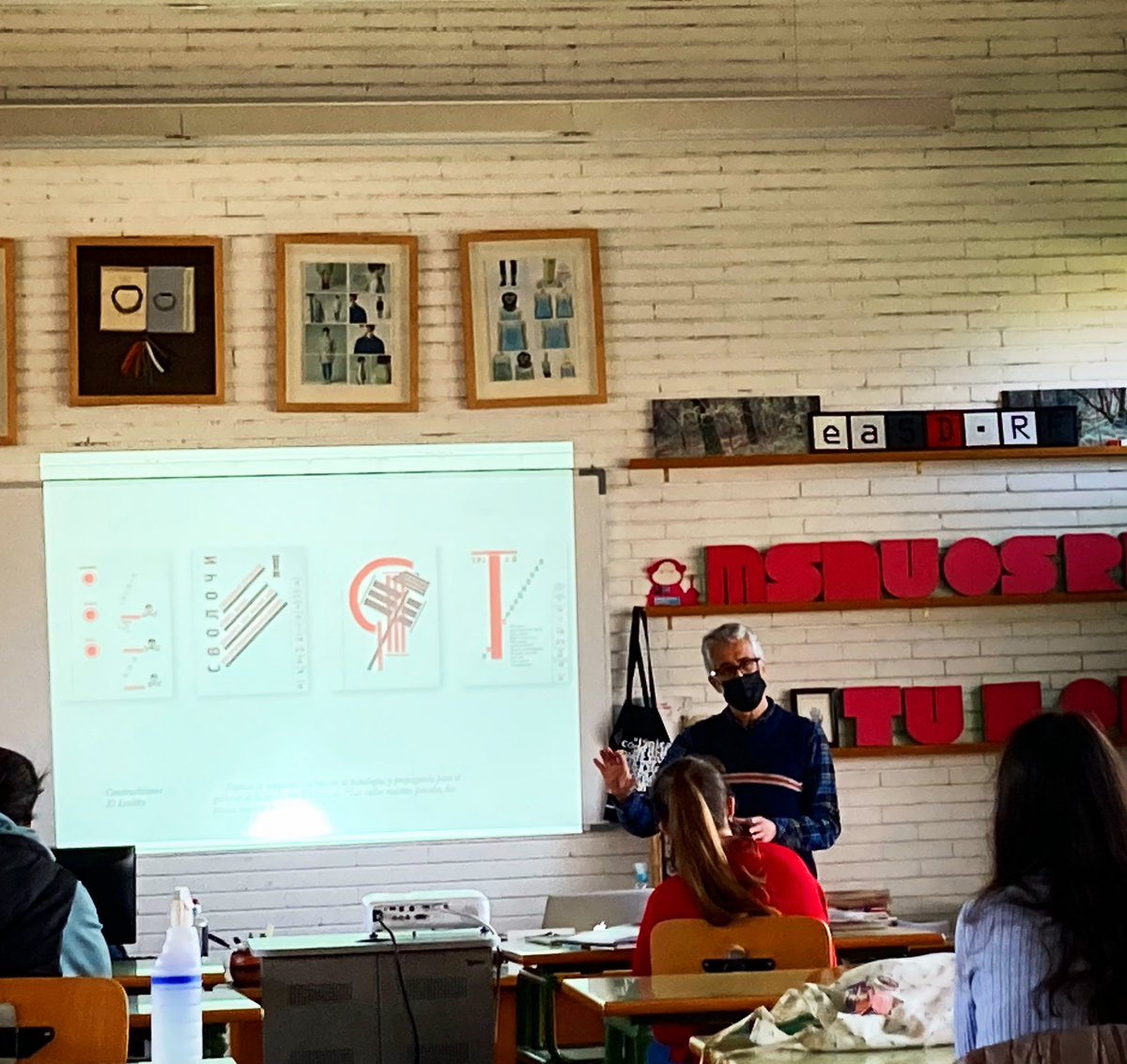 En el 2º curso de las Enseñanzas Superiores de Diseño Gráfico el peso de los contenidos se decanta hacia el diseño editorial. En la disciplina de Tipografia hoy estamos viendo los principios básicos de maquetación 📰📖🔠