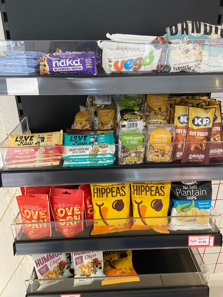 Are you sweet ❤️  or savoury 💙 ?  

❤️  Vego chocolate
❤️  Nakd bars
❤️  Love Raw Caramel bars

💙  Peanuts
💙  Hummus crisps
💙  Chickpea crisps
💙  Love corn

Reach out and enjoy some finger friendly snacks 🖐️

#vegansnacks #vegan #plantbasedfood #farringdon