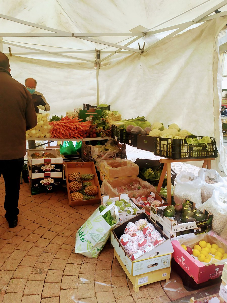 Msol59's tweet photo. Buen día!Un día+Un día - 💪🏾😉✌🏾📢 NoOlvidarse!
#ViernesDMercadoChico🍓🥔🍅🥦🌶️🫑🥕🥬🍌#PlátanosDeCanarias😍🤗😃Y más cosas!😋
"HombresBlanditos"🙄q decía #ElFari🙄(qed), anoche en la Sexta TV,#HaciendoLaCompra 😃A mí me encanta 💪🏾verlos💪🏾 con la bolsa y carritos de la compra!😉✌🏾 https://t.co/82yo1xoUIv
