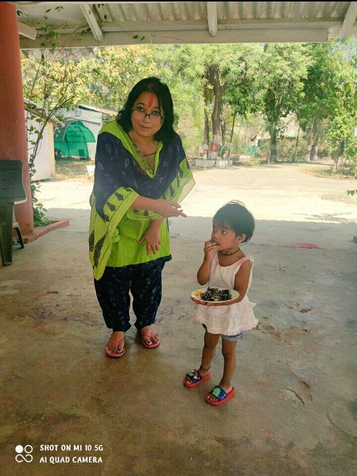 jayotibanerjee's tweet photo. Trying to make friends with young Kritika.
So bribing her unlimited toffees..
She is the kid of #RFOs Monica & Kailash who were my Probationary Officers 15 years back in #Melghats.
#MelghatAmravatiForestFamily https://t.co/kMsuRiQ6DN