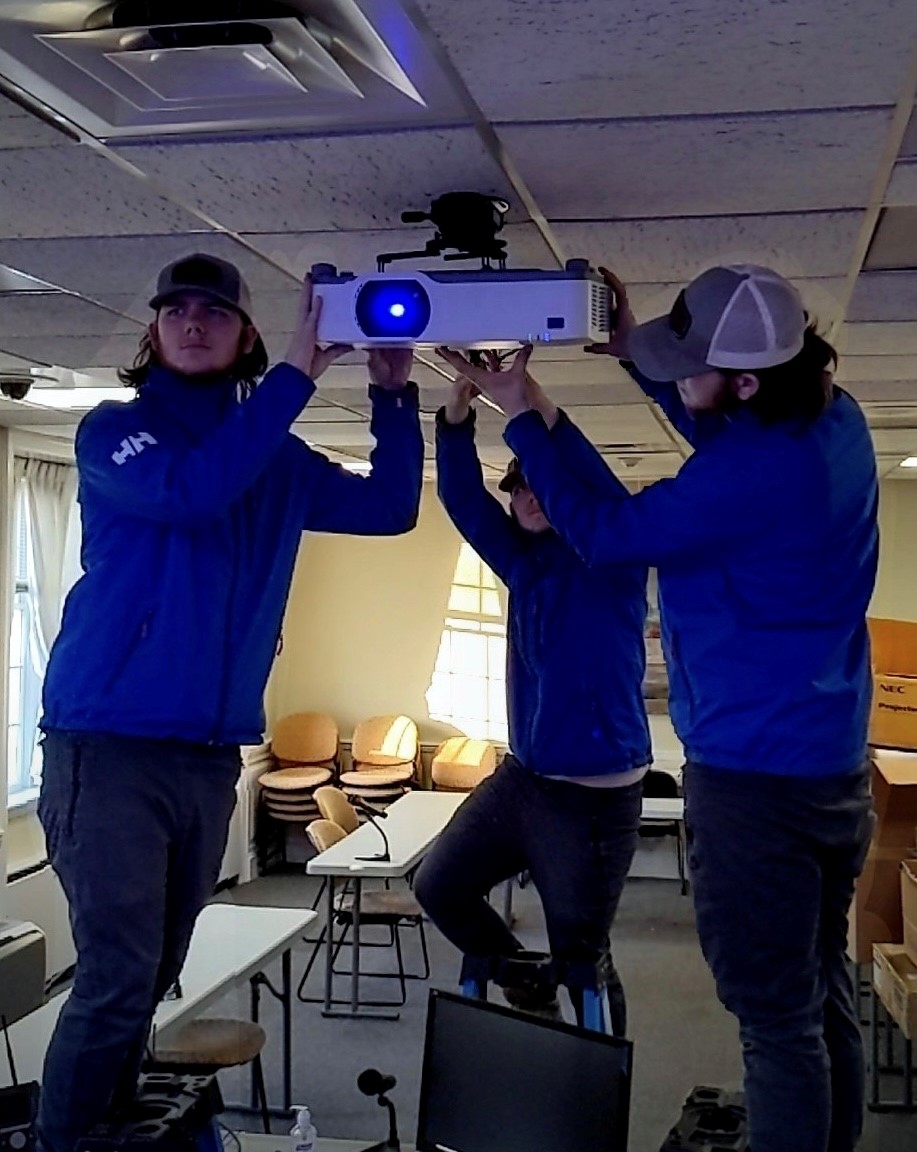 LayerOneCorp's tweet image. Today's Friday #fieldaction is brought to you by Layer One's Junior Tech, Logan Bean, seen here installing an NEC projector perfect for a mid-size to large room. Thank you Logan for your hard work!🙌

#friyay #teamwork #appreciation #layeroneready