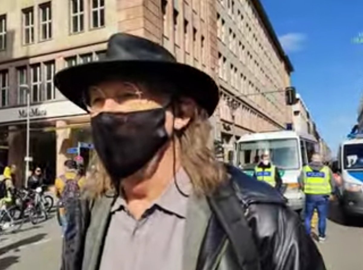 Baghi161's tweet photo. @polizeiberlin Sie sollten die schwarzen Masken kontrollieren... Es werden noch immer fake Masken wie diese getragen. Das sind sogenannte #SolidFACTS 🤷‍♀️

#b1803 https://t.co/cTOh3CO4MU