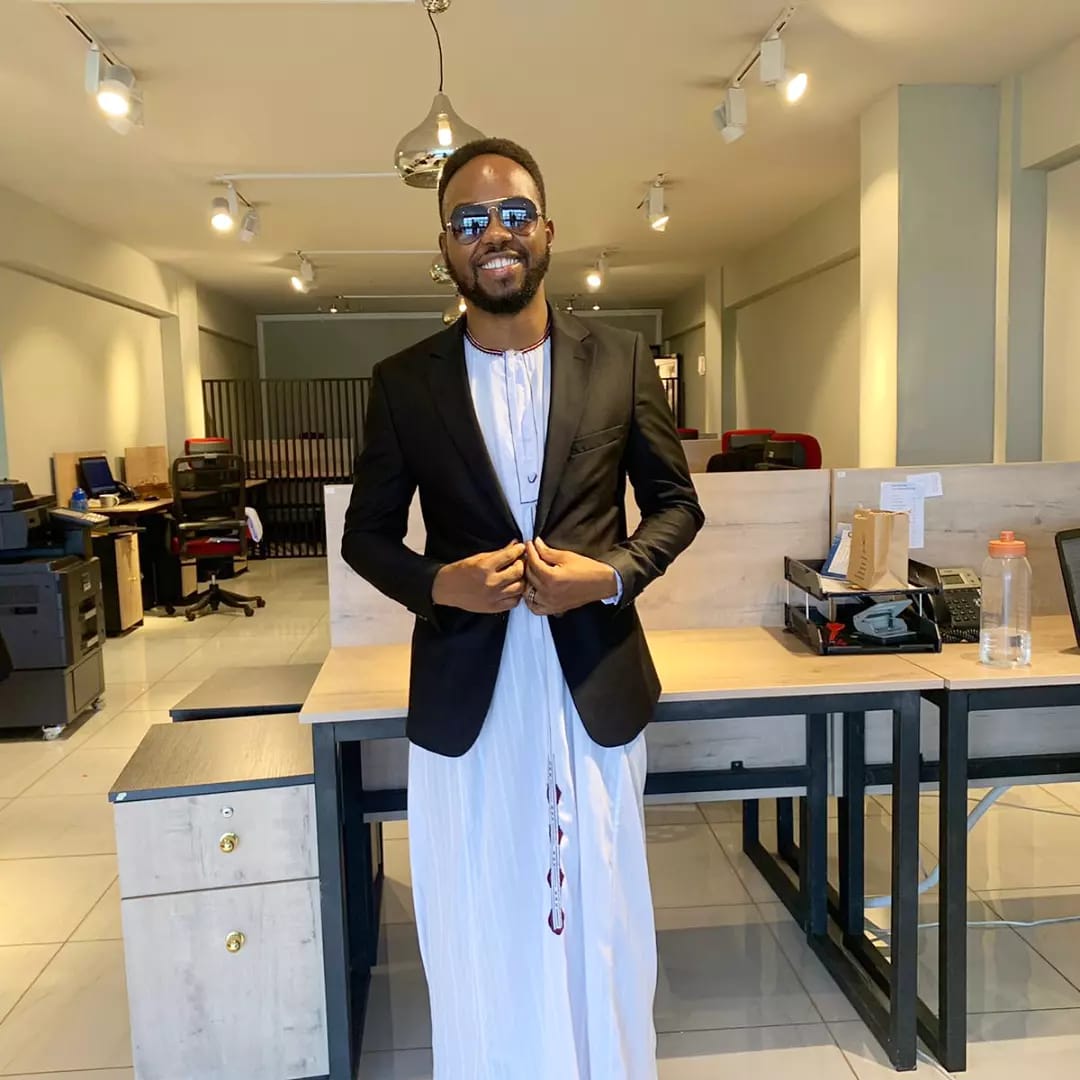OsekoLaw's tweet photo. Our Director Legal Mr. James WaNjeri pays homage to the people of Uganda in his outfit for #OsekoAfricaDay #AfricaDay
The Kanzu is a traditional wedding attire for a Ugandan groom. It is a long, floor length garment either white or cream in color. https://t.co/z0IcD6H06H