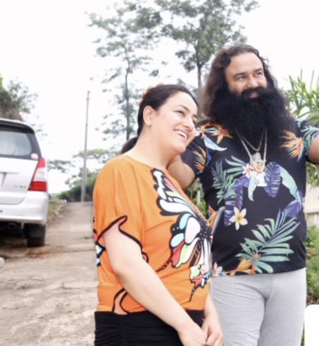 dipeshinsan1's tweet photo. @insan_honey Di, with the pious blessings of @Gurmeetramrahim Papa Ji, received an honorary doctorate degree in Records Breaking from World Records University London. https://t.co/Zyt48WCyod