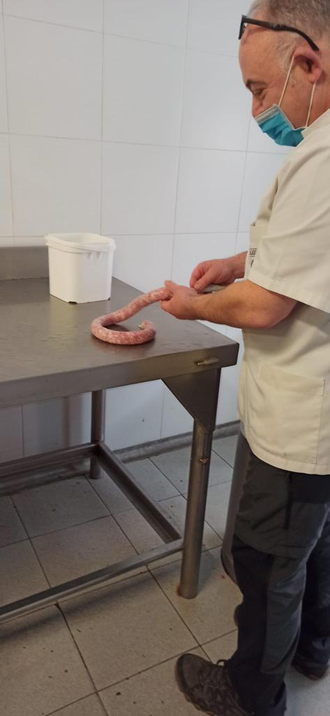 vedrunacent's tweet photo. D'on ve menjar? Anem a Can Pla a descobrir-ho i aprendre d'on vénen les botifarres!
Fomentem una alimentació equilibrada! #P3SSCC https://t.co/Tsac7A4zDK