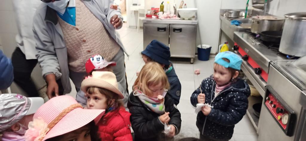 vedrunacent's tweet photo. D'on ve menjar? Anem a Can Pla a descobrir-ho i aprendre d'on vénen les botifarres!
Fomentem una alimentació equilibrada! #P3SSCC https://t.co/Tsac7A4zDK