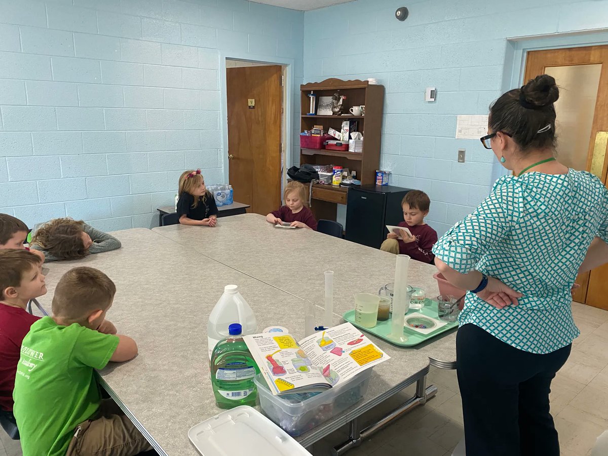 MayflowerSwVa's tweet photo. Our K-1 class discuss science, experimentation, and practical application with their teacher Ms. Blevins. https://t.co/E1zOqe8byD