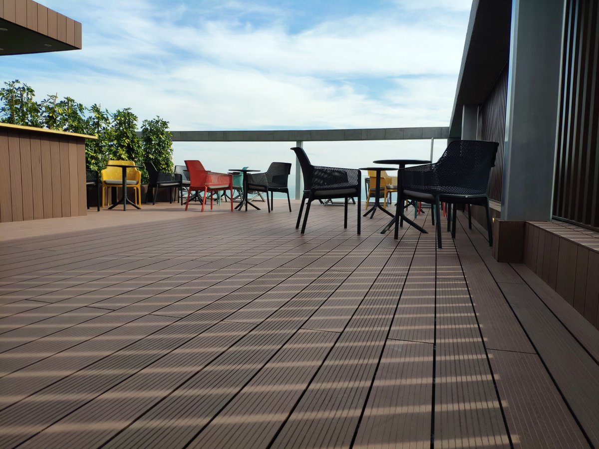 pavimentus's tweet photo. Las tarimas exteriores de Pavimentus son ideales para instalarse en restaurantes, piscinas, jardines, hoteles y terrazas.

#tarima #madera #maderasintetica #maderatecnológica #exterior #restaurantes #piscinas #jardines #hoteles #terrazas #instalacion #arquitectura #diseño https://t.co/L9c0ObUnv8