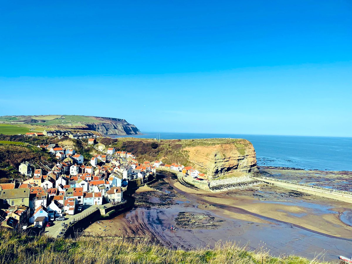 This place ⚓️❤️ #staithes #steers #northyorks #northyorkshire #englishcoastalpath #coastalvillage #fishingvillage #villagesbythesea #clevelandway #tideout #blueskies #march @StormHour @DiscoverCoast