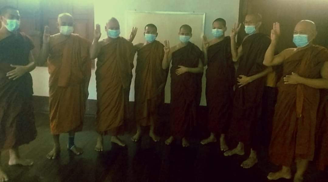 Khithitofficial's tweet photo. မန္တလေး သံဃသမဂ္ဂ သပိတ်စစ်ကြောင်း ဆရာတော်များ ယနေ့ မတ်လ ၁၈ ရက်နေ့တွင် PDF တပ်ဖွဲ့များနှင့် ပြည်သူများ ဘေးအန္တရာယ် ကင်းရှင်းရေး ပရိတ်ရွတ် မေတ္တာပို့ပြီး အကြမ်းဖက် စစ်အာဏာရှင် ဆန့်ကျင်ရေး လှုပ်ရှားမှု ပြုလုပ် https://t.co/P9xliWdUEb