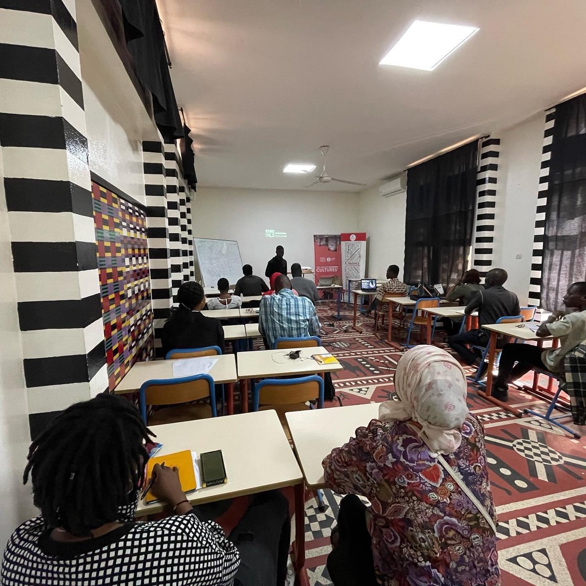 mouhammadciss's tweet photo. Merci beaucoup à l'@AfKaolack de nous avoir accueilli dans ses locaux pour deux journées de session, les 16 et 17 Mars, sur le design et le marketing digital.

L'@APassagers est soutenu pour ce programme par l'African Culture Fund - ACF. 

#WE_NDAWÑI #WeArePassagers #Sénégal https://t.co/WkwSrzfPQ0