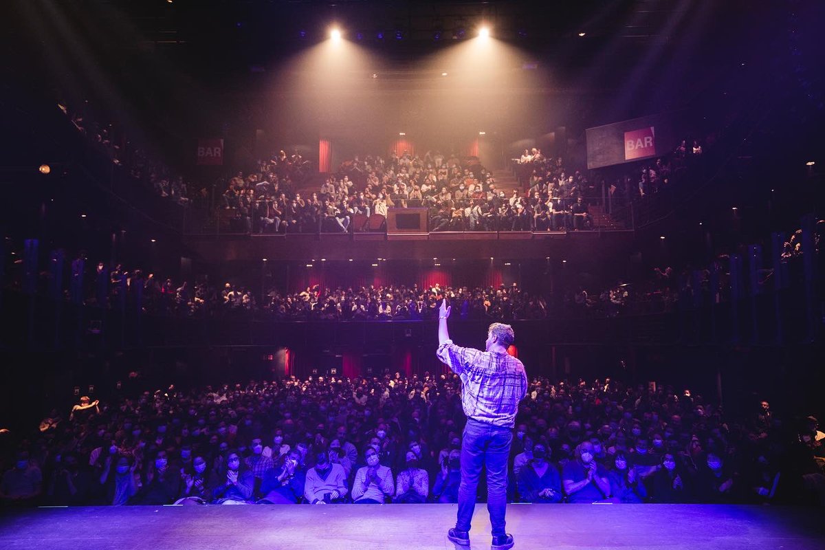 inrisusfest's tweet photo. Quan anàvem cap a l'Alta Flipamenta ja sabíem que en @marcsarrats es fliparia, però no sabíem que nosaltres fliparíem en CMYK i RGB 🎨
Quin salt mortal i quina estrena del Príncep de les Rialles ahir a la @BartsBcn! 🔥🔥 #SoldOut!
#InRisus #marcsarrats https://t.co/CWUrmX1LuU
