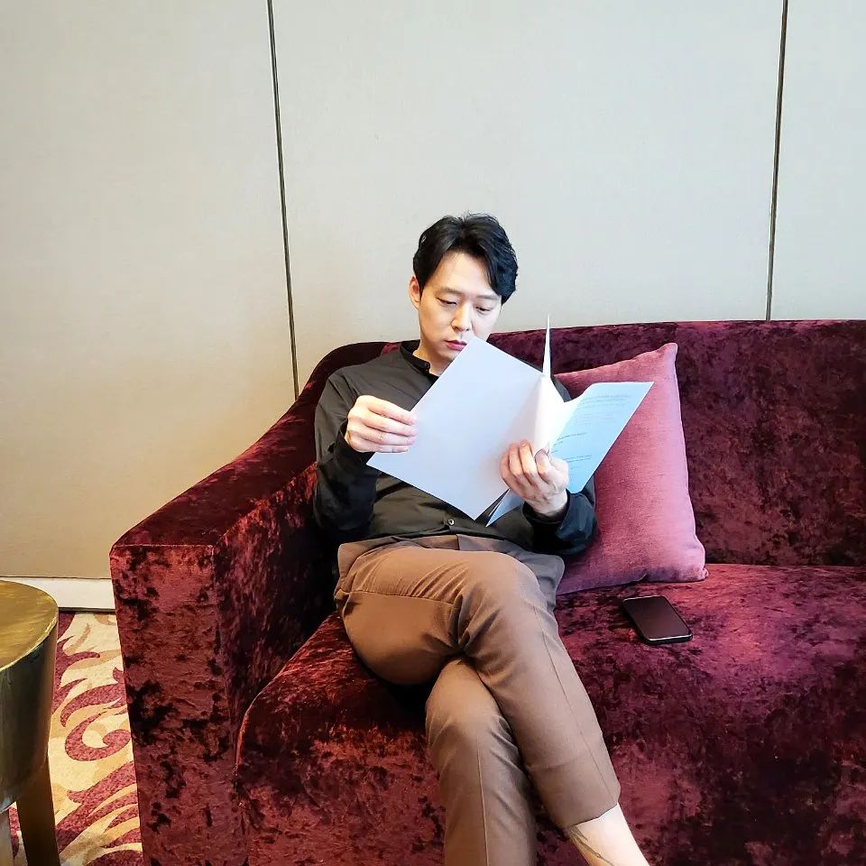 Bubbly_is_me's tweet photo. 220318 logbook_official IG Updates
https://t.co/WJ5hd5XfBF
https://t.co/FCebbwopOM
Producer Park Yoochun!! 😎 Super cool, ain't he? 
I say give the stylist a pay raise this time. Finally can give him/her a raise 😆
#ItsYouOnly #NextGlobalStar #ProducerPark #Yoochun #ยูชอน #박유천 https://t.co/RqQ5m7dw6C
