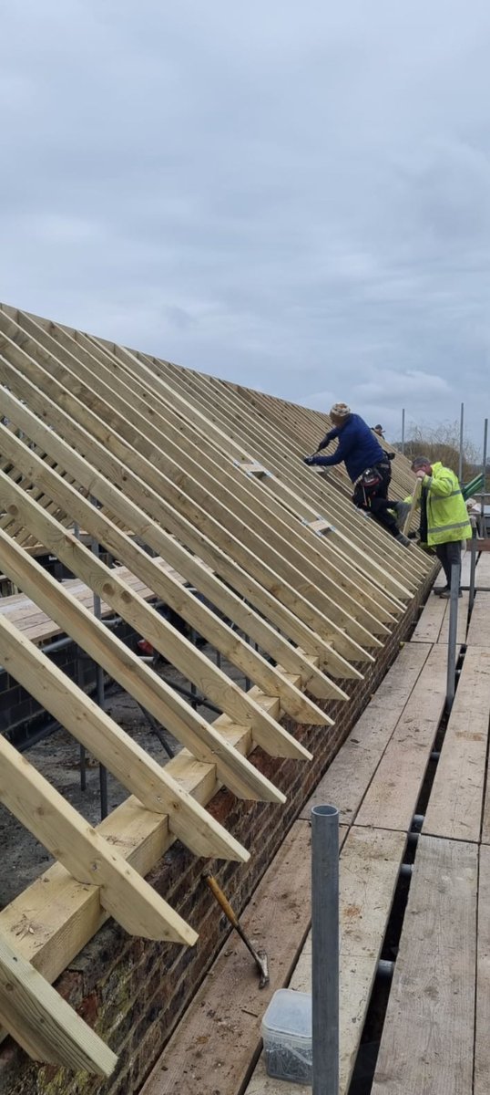 OmurcaLtd's tweet photo. Good progress, annexe roof on and the main house roof completed at our development site for 5 bedroom, 4 bathroom, link detached annexed development with 1.5 acres of plot, under cover carport for 3 cars and external office #development #developer #countryliving #countrylife https://t.co/9fPG8ivpTw
