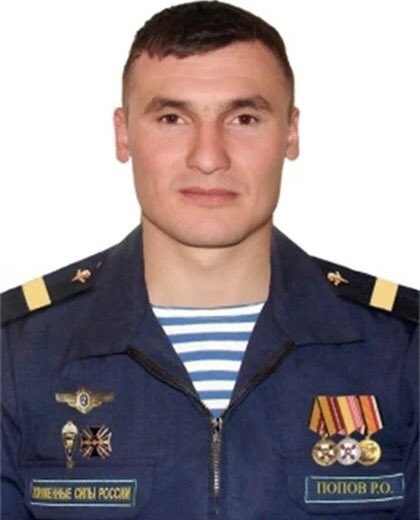 ..В ходе выполнения специальной задачи  группой Родиона ПОПОВА был обнаружен тщательно охраняемый националистами склад с большим количеством боеприпасов и стрелкового оружия.
В ходе боя Родион огнём из гранатомёта сжёг 2 грузовика, открывшие ответный огонь нацисты были уничтожены