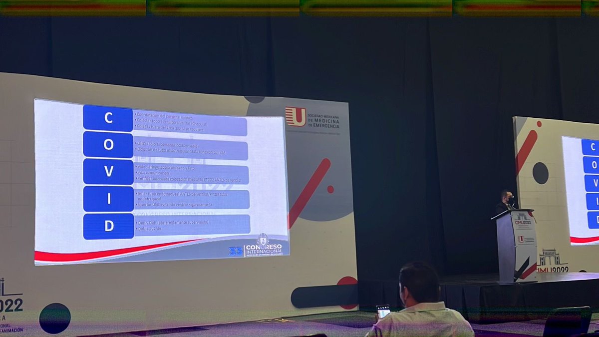 Dr. Oscar Leon and Dr. Yoselin Sánchez giving awesome lectures on difficult airway approach outside the OR and biosecurity protocols in airway management at the #CIMU2022! 👏🏻