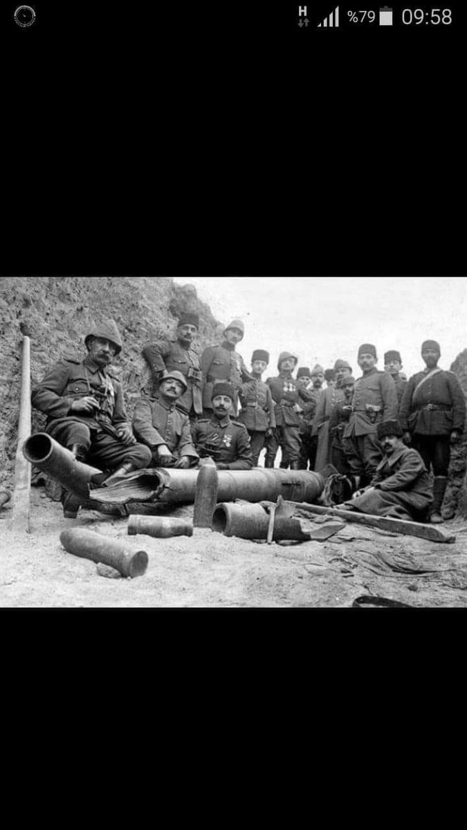 O RÜKÛ OLMASSA DÜNYADA EĞILMEZ BAŞLAR  VURULMUŞ TERTEMİZ ANLİNDAN UZANMIŞ YATIYOR BİR HİLAL UĞRUNA YA RAB NE GÜNEŞLER BATIYOR...
Çanakkale savaşında metrekare'ye ortalama 6000 merminin düştüğü savaşta şehit olan askerlerimizi saygı ve minnetle anıyoruz...

#CanakkaleGecilmez