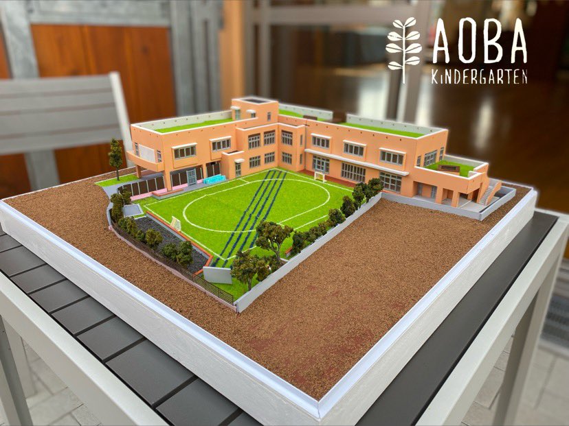 青葉幼稚園 アルバム委員さんから贈呈 今年度アルバム委員さんが幼稚園の模型を作成し 贈呈してくださいました なんとスケールは幼稚園の100分の1 細部までこだわって下さり何度見ても楽しめます 素敵な模型をありがとうございました 青葉