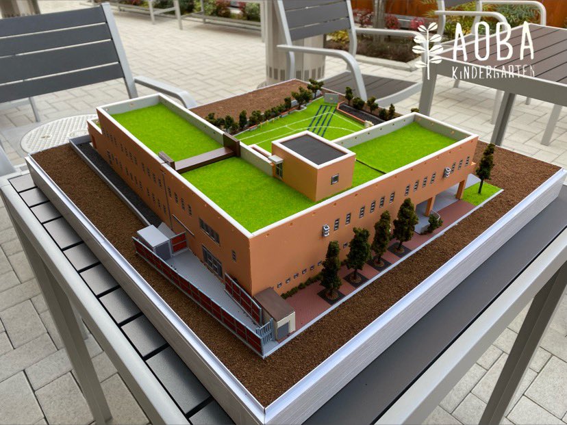 青葉幼稚園 アルバム委員さんから贈呈 今年度アルバム委員さんが幼稚園の模型を作成し 贈呈してくださいました なんとスケールは幼稚園の100分の1 細部までこだわって下さり何度見ても楽しめます 素敵な模型をありがとうございました 青葉